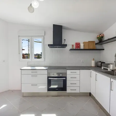 Holiday home Family Retreat 5min To Dluis Bridge